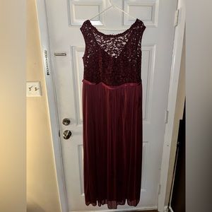 David’s bridal bridesmaids dress- sized 20-worn one time- lace top - full zip